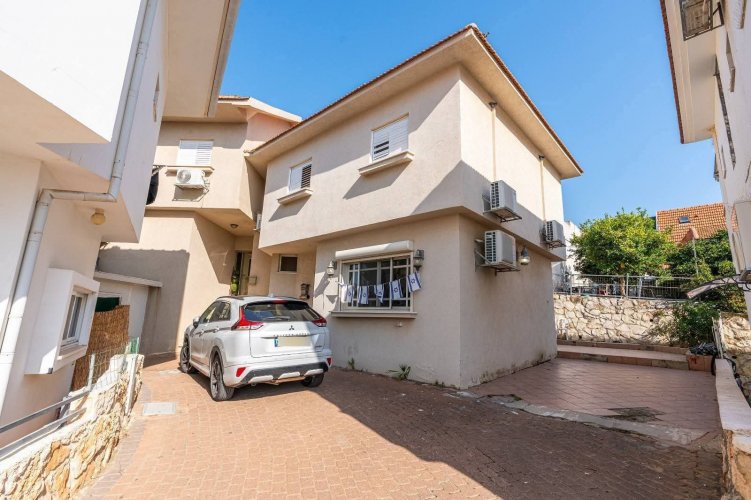 למכירה בחדרה קוטג'לאחר שיפוץ כללי