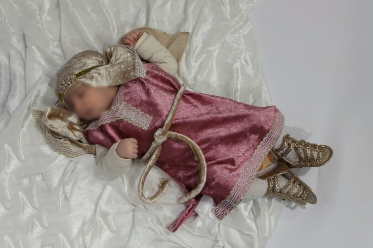 אמה של מלכות.jpg