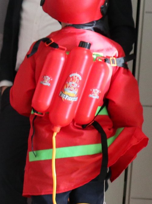 תחפושת כבאי אחורי.JPG