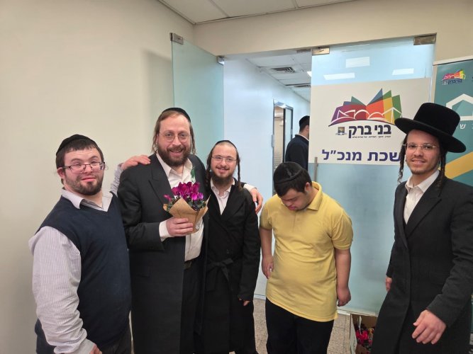 ט”ו בשבט במשתלה של “אהל שרה”: חניכי מערך התעסוקה חילקו עציצים לבכירי עיריית בני ברק