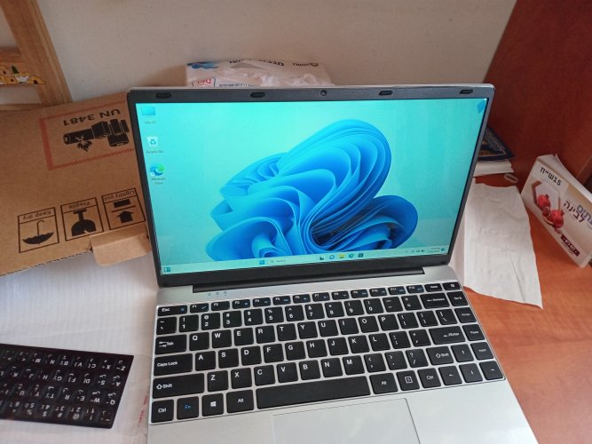 מחשב נייד חדש באריזה