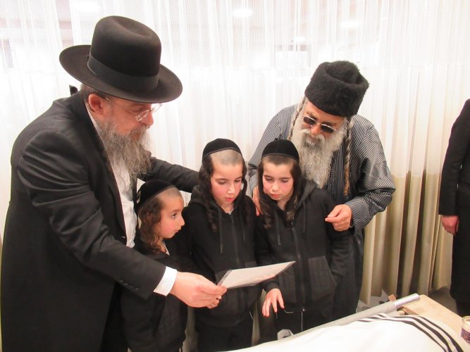 עין לא נותרה יבשה: צפו בקדיש של יתומי הרב ג'ניאן זצ"ל