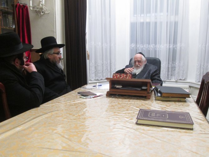 הגרנ''פ מאירזאהן שליט''א בבקור במעונו נראה גם בנו בכורו מורנו הגרי''ז מאירזאהון שליט''א.JPG