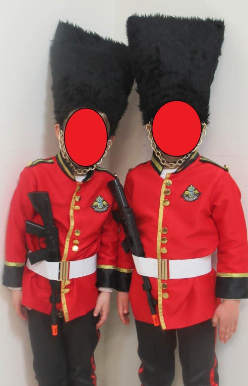 תחפושת משמר המלכה.png