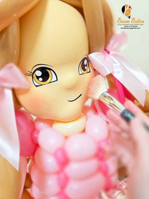 ילדת בת מצווה מחזיקה 12 5.jpg