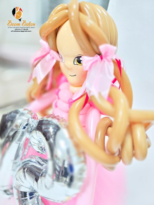 ילדת בת מצווה מחזיקה 12 2.jpg