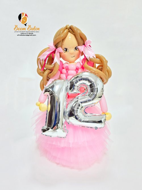 ילדת בת מצווה מחזיקה 12 3.jpg