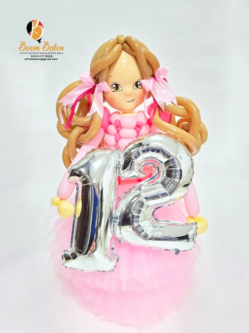 ילדת בת מצווה מחזיקה 12 4.jpg