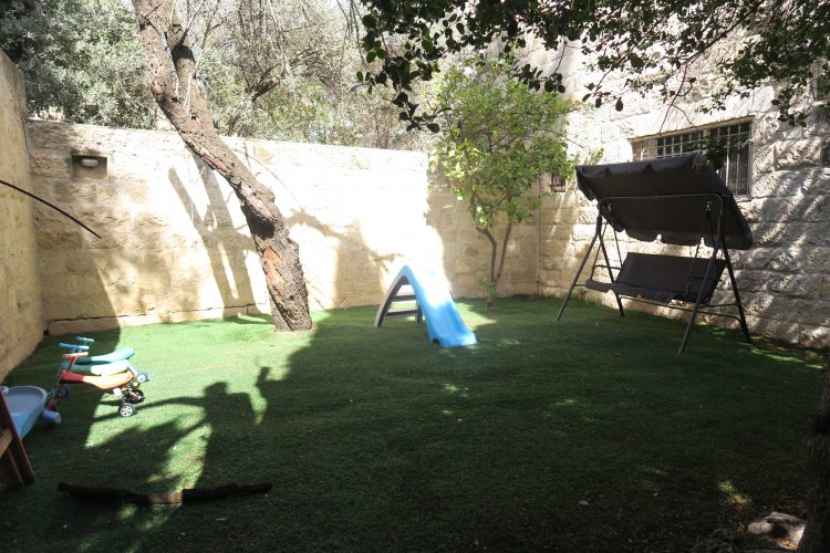 חצר דשא ונדנדה.JPG