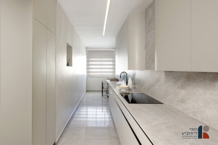 אקריל גרייז' ורוזגולד מטאלי - שילוב מנצח במטבח חדשני