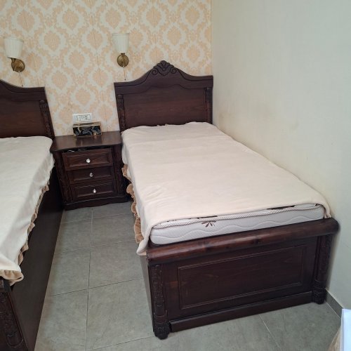 מיטות חדר שינה + שידה