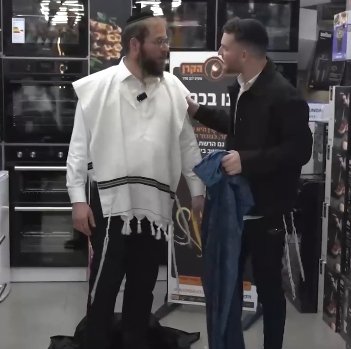 "מני, מני תחזור!": אמן החושים החרדי הימם את הלקוח בסניף חשמל הקרן