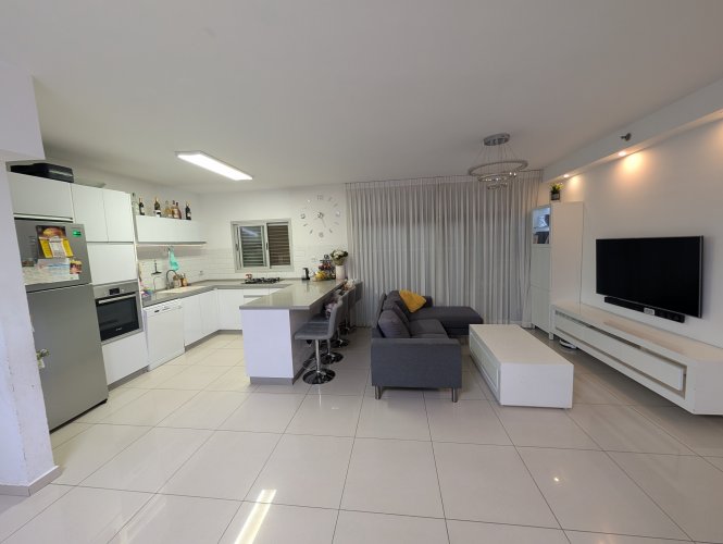 4 חדרים גדולה | מרפסת סוכה | ממד