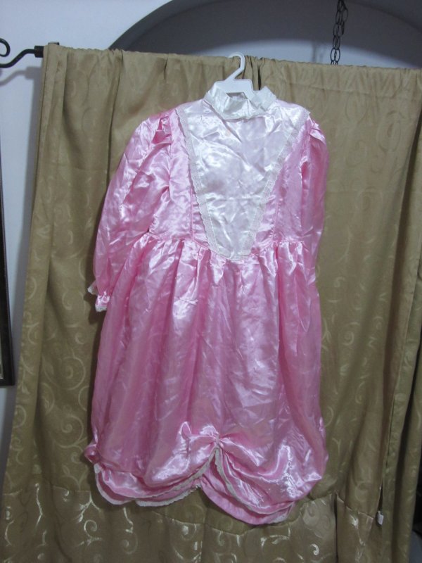 שמלה ששימש לשלגיה ושבעת הגמדים או נסיכה קטנה.JPG