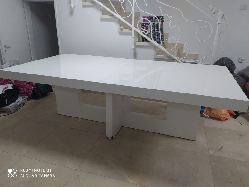 ויטרינה עם זכוכיות בצבע לבן וינטג' מהממת ושולחן אפוקסי בצבע לבן נפתח ל6 מטר