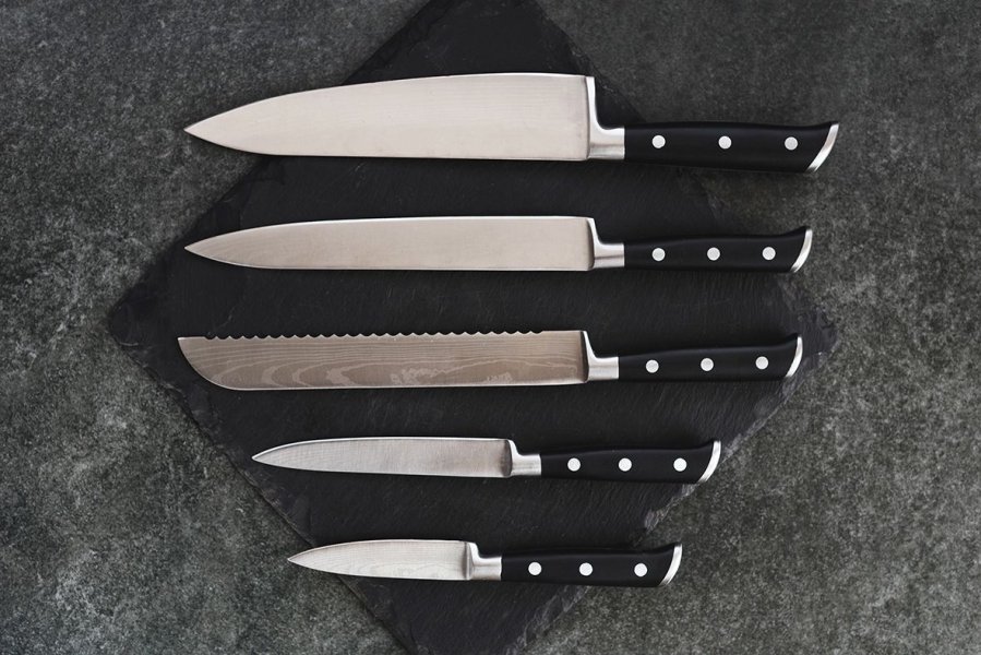 למה בן אדם צריך להיפרד ממשכורת חודשית בשביל זוג סכינים?"