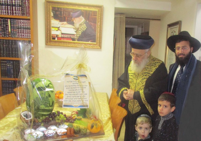הרב יצחק יוסף עם האבטיח שהרב גורגוב העניק לו במתנה לב.jpg