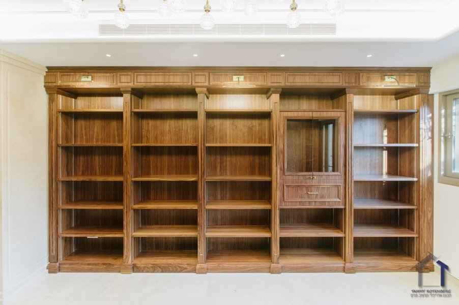 פריט הריהוט הכי מושקע ומעוצב בבית החרדי: הספריה - מה עדיף, עץ או גבס?