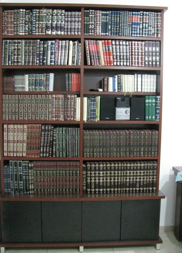 ספרייה ספרי קודש 2 עמודות עם ארונות תחתוניים