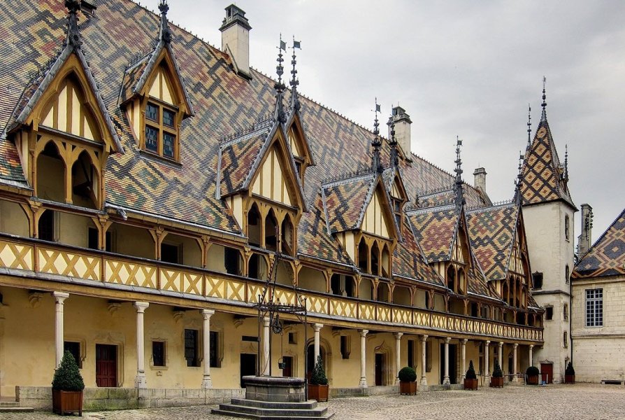 les-toitures-polychromes-en-tuile-vernissee-de-bourgogne-de-l-hotel-dieu-de-beaune-photo-e-m-(...jpg