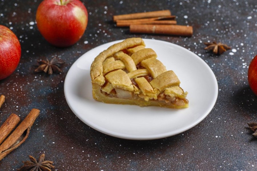 homemade-mini-apple-pie-with-cinnamon (Medium).jpg