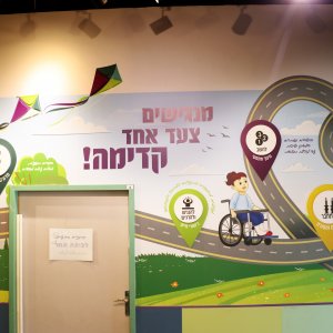 עיצוב קיר תדמית מרכזי