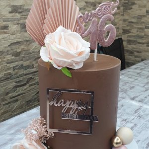 עוגה מעוצבת עטופה בגנאש שוקולד חלב