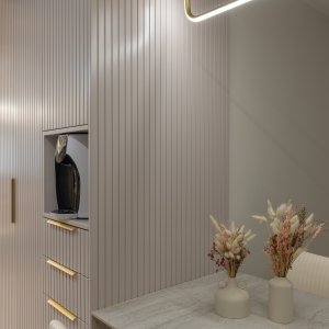 קיר ליד האי