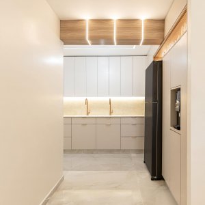 קורת עץ עם תאורת לד מוקפת מכל הכיוונים