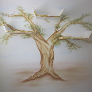 ציור עץ בשילוב מדפים כחלק מציור הענפים.