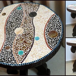שולחן דקורטיבי עשוי קרטון ופסיפס